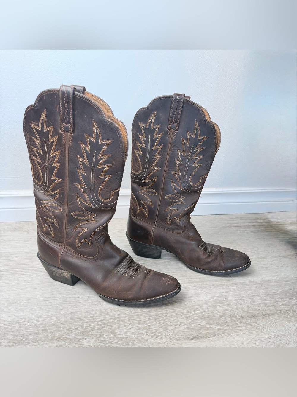 Ariat Women’s Heritage R-Toe Western Cowboy Boots Distressed Brown Size 9 US/40